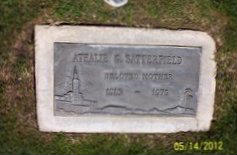 BEECHEY Athalie Gladys 1915-1979 grave.jpg